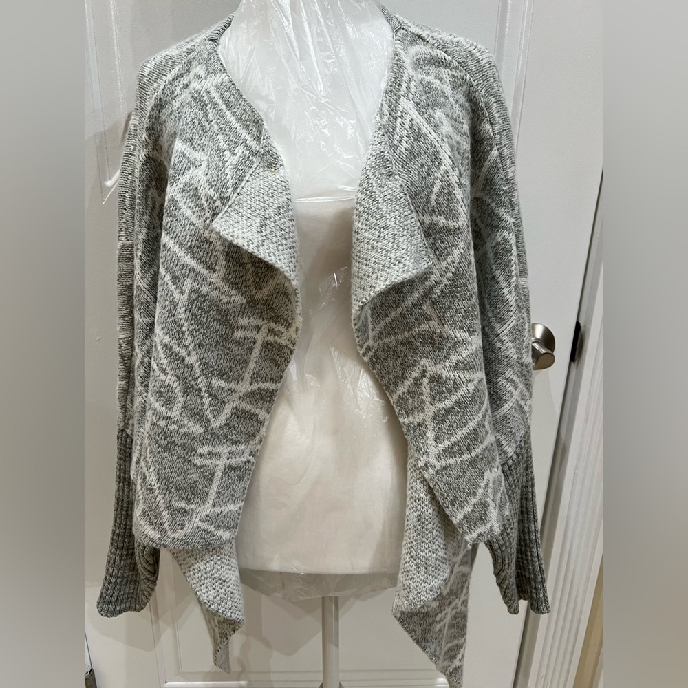 Beautiful cardigan size medium-large.
